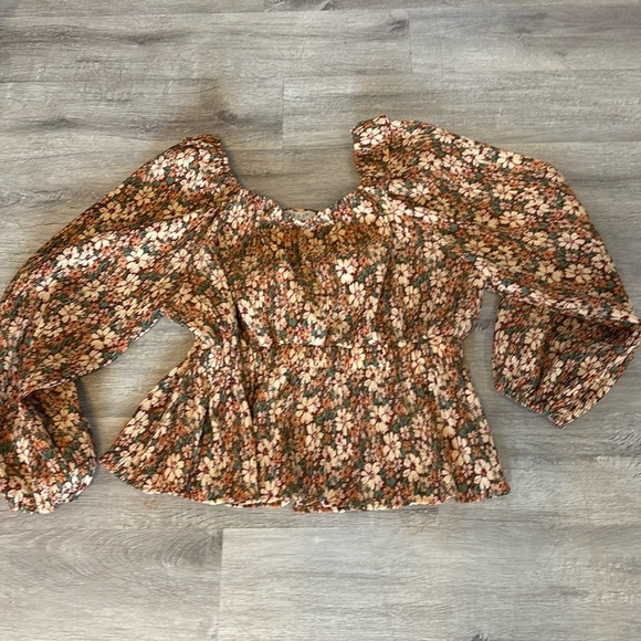 Hayden Tops - Adorable floral peplum top square neck with puff sleeves Sz L